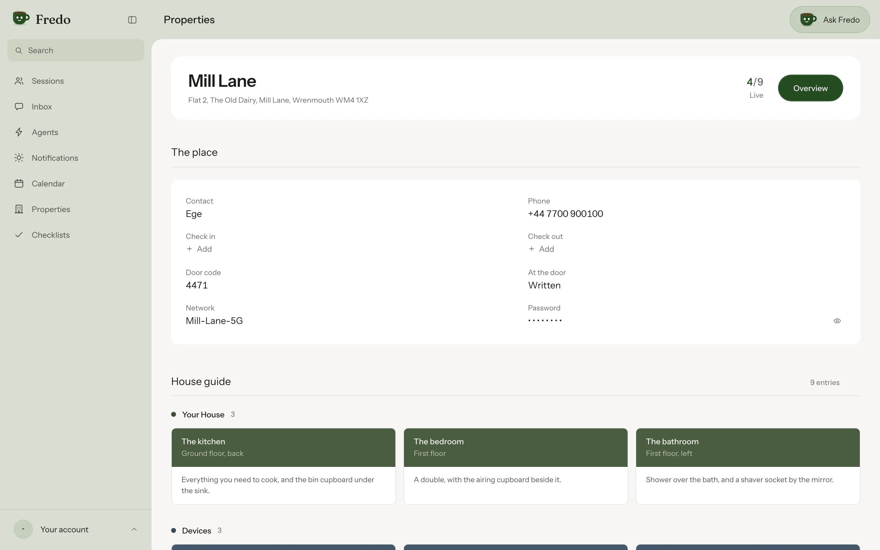 A property in Fredo with its contact, check in and check out times, door code and network filled in, and the house guide below it showing entries for the kitchen, the bedroom and the bathroom.